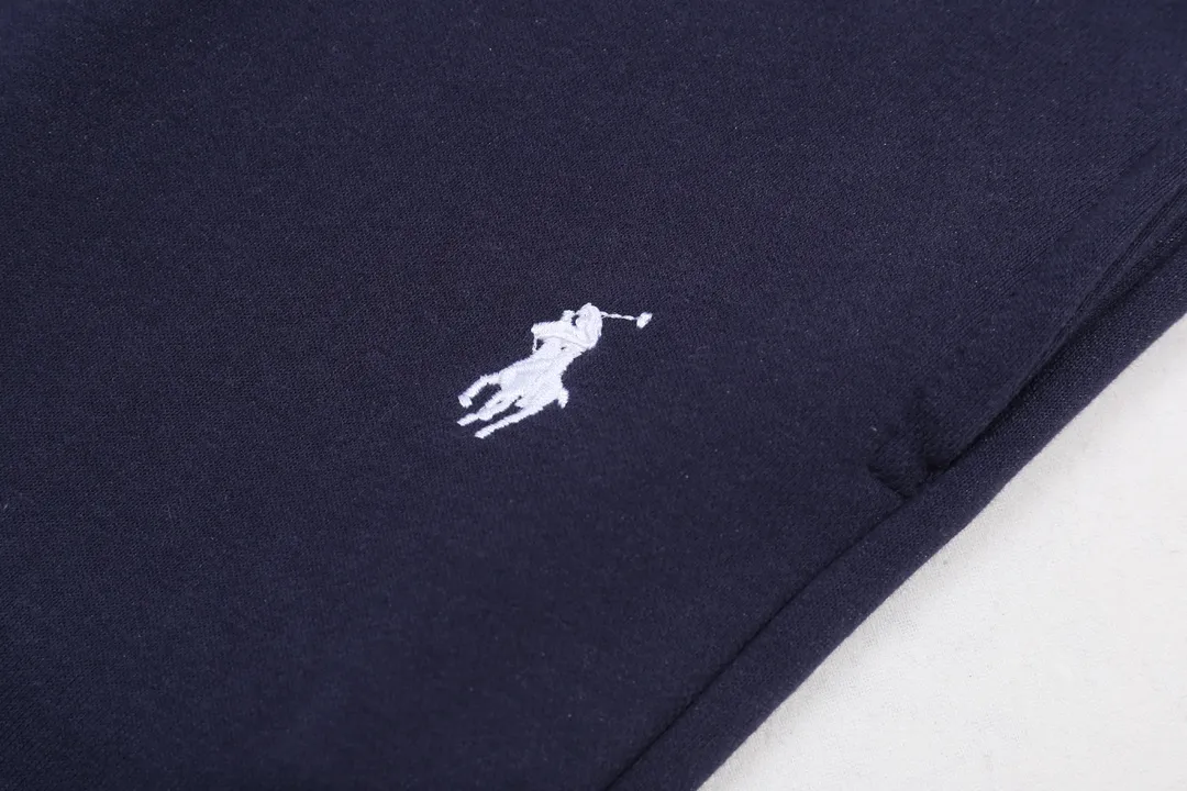 P180 model number Y560 Ralph Lauren Ralph Lauren suit sweatpants. Pure cotton with anti-static treatment. No dust, no loose hair. The elastic waist is used with a drawstring. Very friendly to the figure. The cotton is comfortable and soft. The upper body is casual and free. Regular beveled double pockets on both sides. The white brand logo on the left leg of the trouser leg collides with the black of the pants. Although it is small, it is quite recognizable. The brand adds a young and fashionable atmosphere to the original sense of luxury. It can be called a cold-proof weapon. A simple base layer is enough to withstand the severe cold and make it more fluffy and warm. Color: Navy SIZE: S-XL